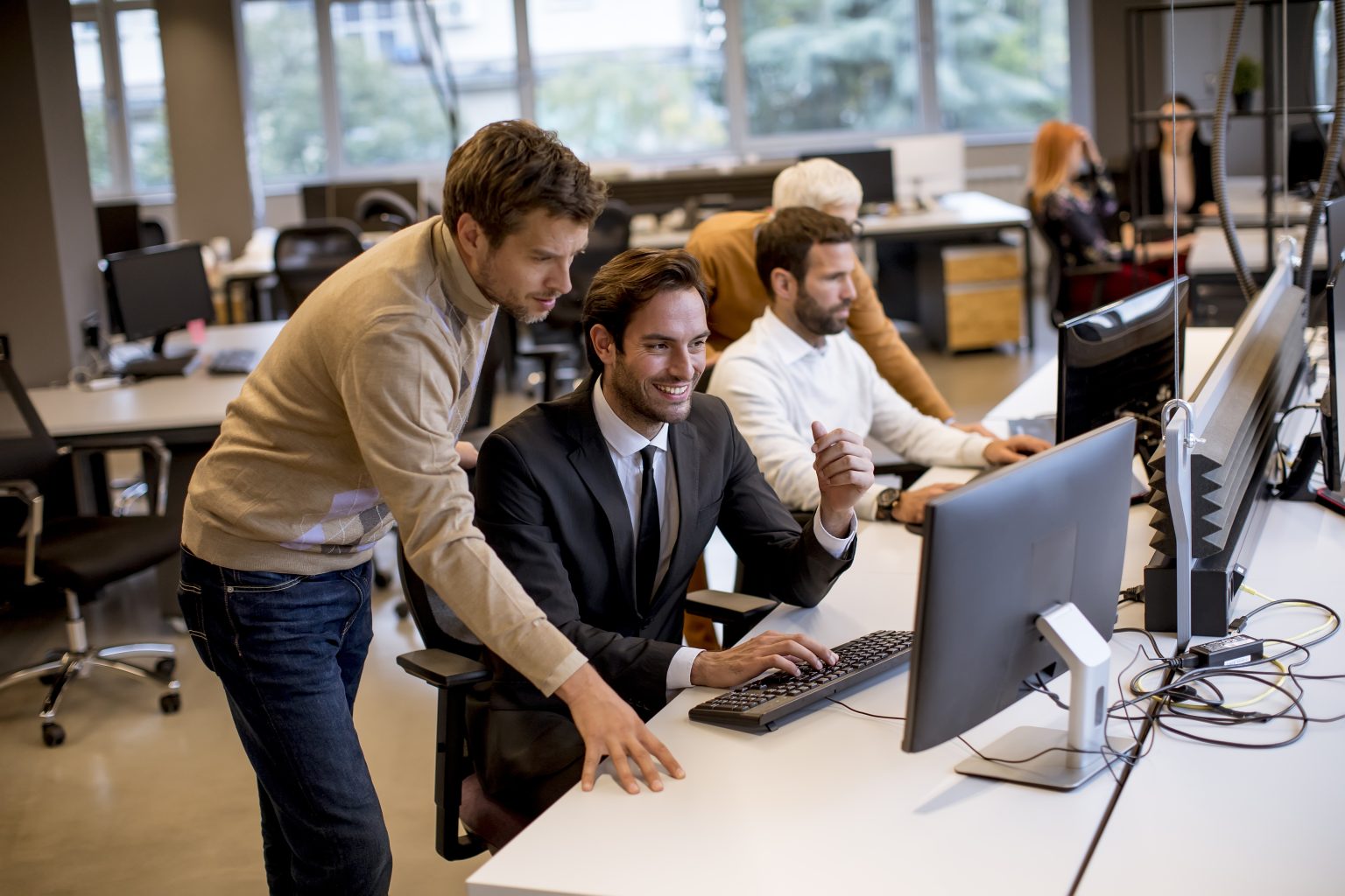 senior-businesswoman-young-business-people-work-modern-office-1536x1024